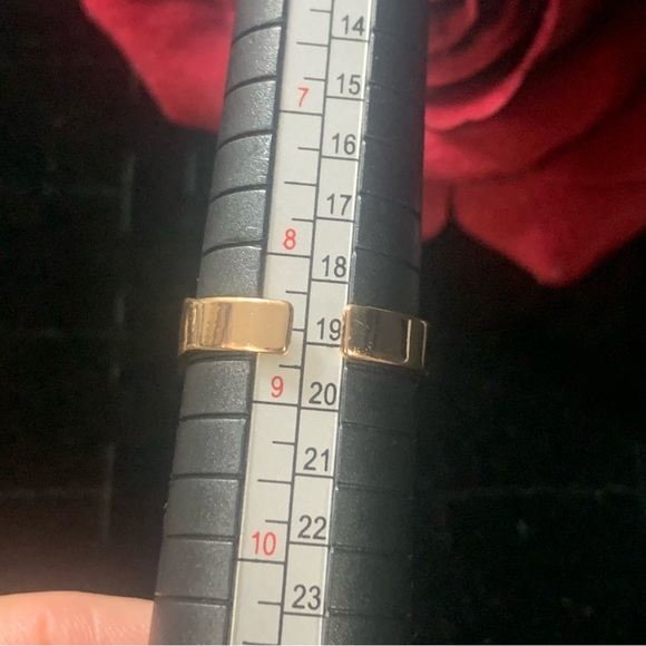 Gold Tone Irregular Zircon Rhinestone ring - Picture 4 of 6